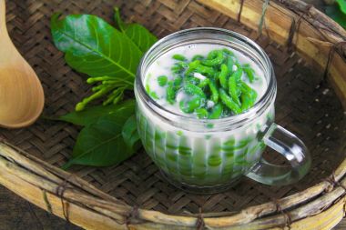 Tay tatlı pirinç şehriye ahşap masa üzerine Hindistan cevizi sütü ile yemiş pirinç yapılmış