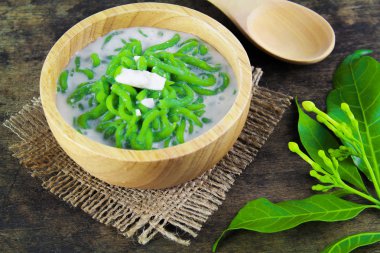 Tay tatlı pirinç şehriye ahşap masa üzerine Hindistan cevizi sütü ile yemiş pirinç yapılmış