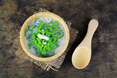 Tay tatlı pirinç şehriye ahşap masa üzerine Hindistan cevizi sütü ile yemiş pirinç yapılmış