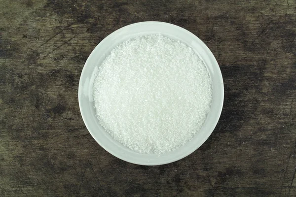Cumulo di zucchero semolato isolato su bianco — Foto Stock