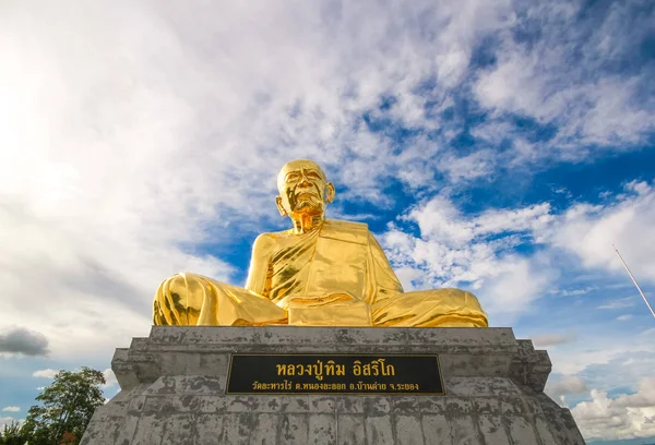 Lungan Pu Tim staty, Ra Harn Rai tempel, Rayong, Thailand — Stockfoto