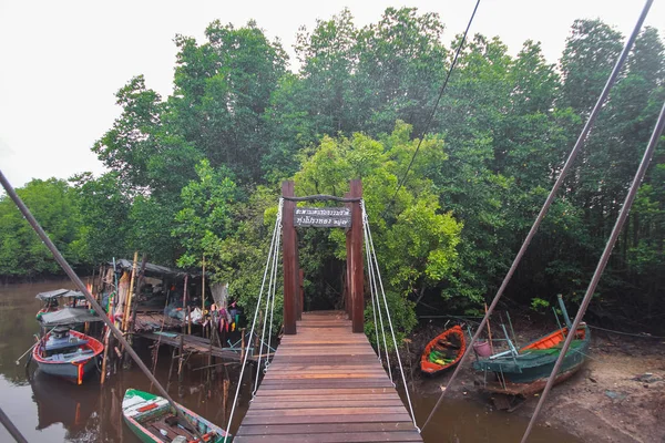 Dřevěný most v poli mangrovových boardwalk v Tung špice tanga, Rayong, Thajsko — Stock fotografie