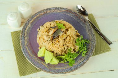 kızarmış pilav kızarmış uskumru ve karides hamur ile