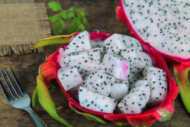 Dragon meyve, beyaz eti ve kırmızı kabuğu