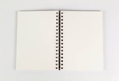 Beyaz arka plan üzerinde kahverengi boş defter
