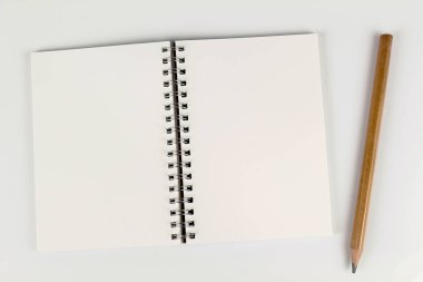 Beyaz arka plan üzerinde kahverengi boş defter