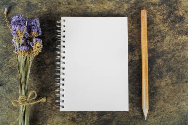 ahşap arka plan üzerinde kahverengi boş defter