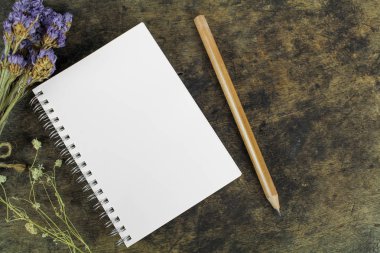 ahşap arka plan üzerinde kahverengi boş defter