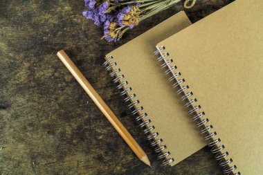 ahşap arka plan üzerinde kahverengi boş defter