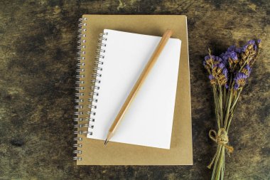 ahşap arka plan üzerinde kahverengi boş defter