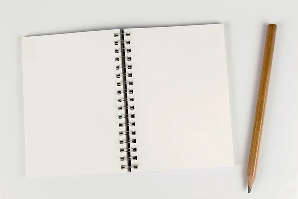 Brun tom anteckningsbok på vit bakgrund — Stockfoto