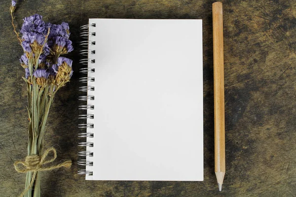 Brun tom anteckningsbok på trä bakgrund — Stockfoto