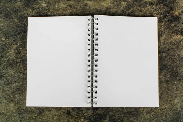 Caderno em branco marrom sobre fundo de madeira — Fotografia de Stock