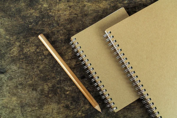 Brun tom anteckningsbok på trä bakgrund — Stockfoto