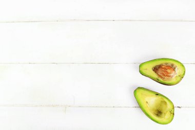 Beyaz bir arka plan üzerinde yaprakları ile olgun avokado