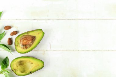 Beyaz bir arka plan üzerinde yaprakları ile olgun avokado