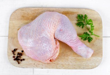 Mutfakta taze çiğ tavuk bacağı düzenleme tahtası.