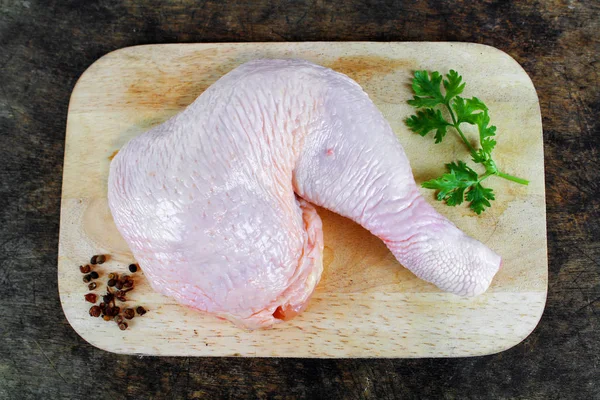 Arranjo de pernas de frango cru fresco na placa de corte da cozinha — Fotografia de Stock