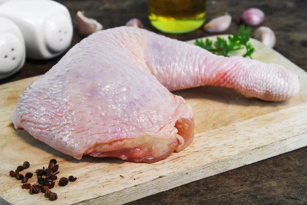 Arranjo de pernas de frango cru fresco na placa de corte da cozinha — Fotografia de Stock