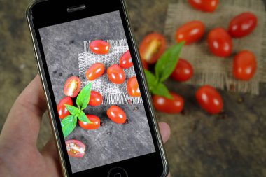 Kiraz domates fesleğen yaprak beyaz bir arka plan üzerinde