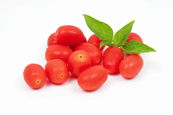 Tomates cherry con hoja de albahaca sobre fondo blanco — Foto de Stock