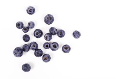 Beyaz arka plan üzerinde yaprak taze yaban mersini