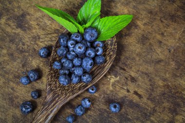 Beyaz arka plan üzerinde yaprak taze yaban mersini