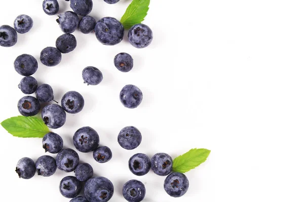 Frische Blaubeere mit Blatt auf weißem Hintergrund — Stockfoto