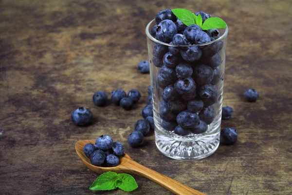 Färska blåbär med blad på vit bakgrund — Stockfoto