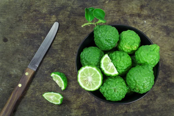 Güney Afrika'da bir kabile kireç ve Güney Afrika'da bir kabile kireç yaprak beyaz arka plan üzerinde