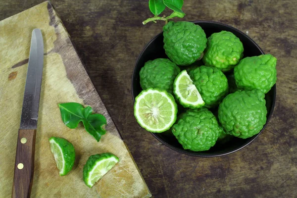 Güney Afrika'da bir kabile kireç ve Güney Afrika'da bir kabile kireç yaprak beyaz arka plan üzerinde