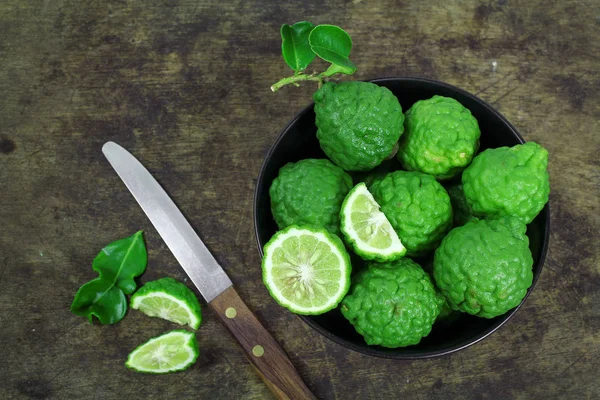 Güney Afrika'da bir kabile kireç ve Güney Afrika'da bir kabile kireç yaprak beyaz arka plan üzerinde