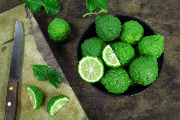 Güney Afrika'da bir kabile kireç ve Güney Afrika'da bir kabile kireç yaprak beyaz arka plan üzerinde