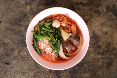 pembe deniz ürünleri düz şehriye (Tom Yum Yen-Ta-Fo)
