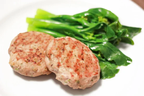 Steak babi dengan kale Cina, makanan sehat — Stok Foto