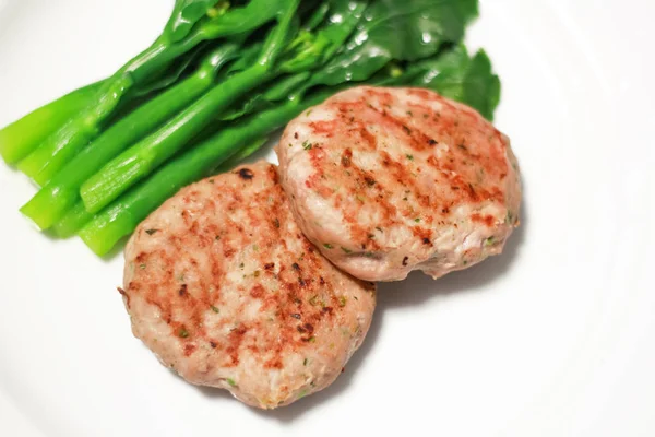 Steak babi dengan kale Cina, makanan sehat — Stok Foto