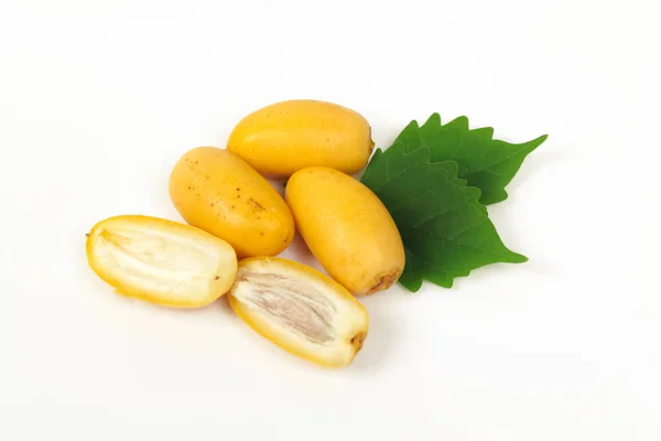 Ruwe geel Dadelpalm of datums, gezond fruit — Stockfoto