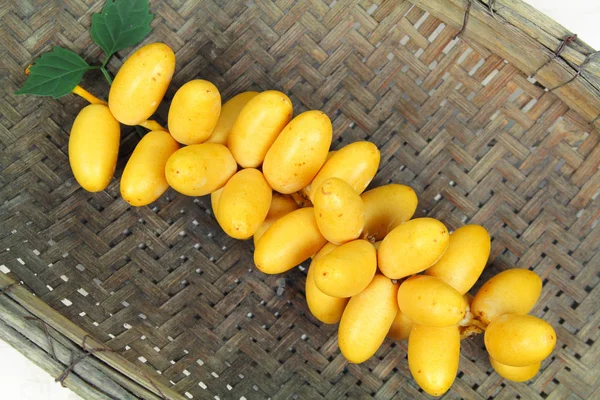 Fechas o palma datilera amarilla cruda, fruta sana —  Fotos de Stock