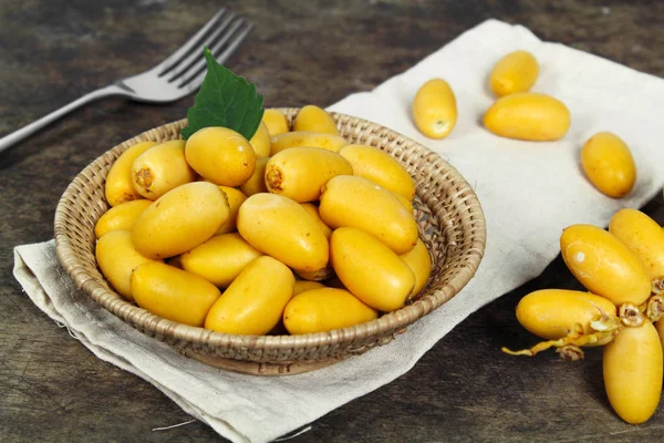 Fechas o palma datilera amarilla cruda, fruta sana —  Fotos de Stock