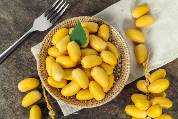 Obehandlad gul dadelpalm eller datum, hälsosamma frukt — Stockfoto