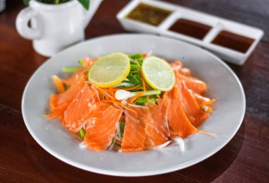 Taze somon sebze, limon ve sos ile