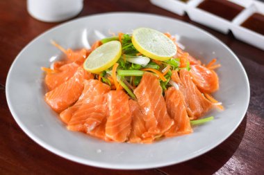 Taze somon sebze, limon ve sos ile