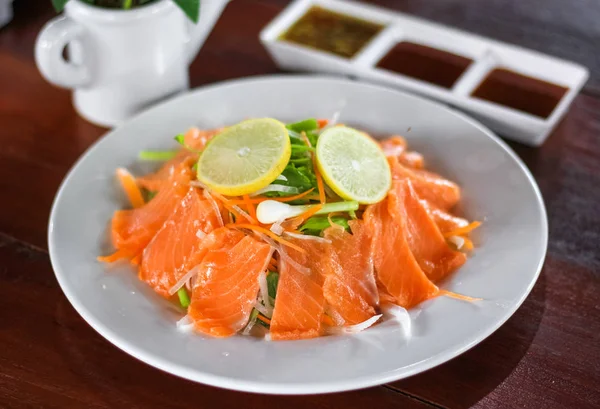 Taze somon sebze, limon ve sos ile