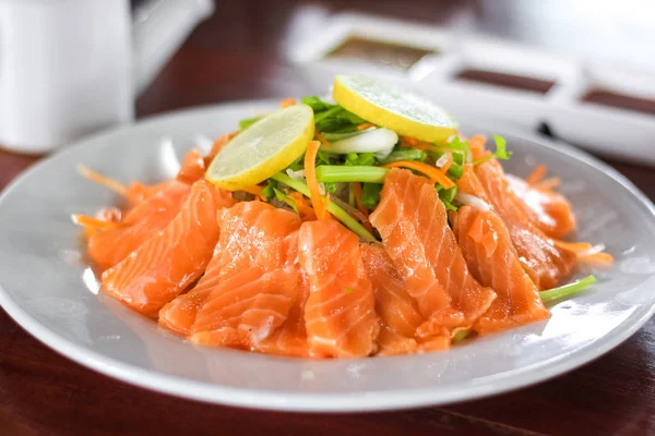 Taze somon sebze, limon ve sos ile