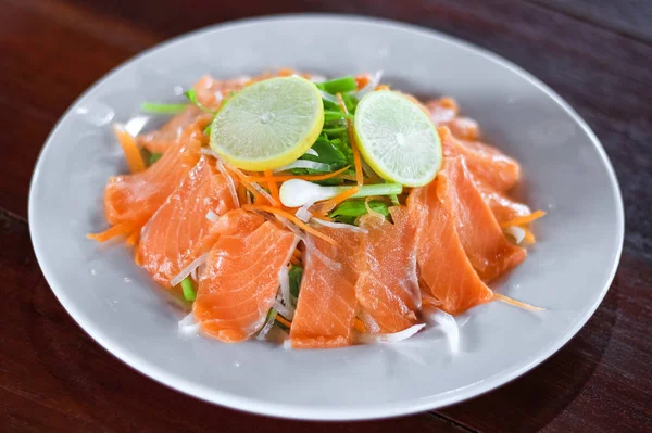 Taze somon sebze, limon ve sos ile