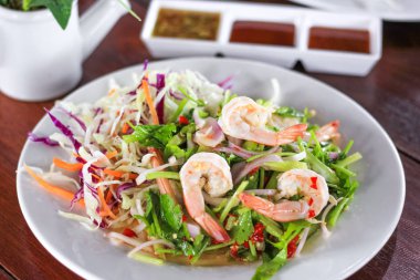 Çince lahana baharatlı salata taze karides ile