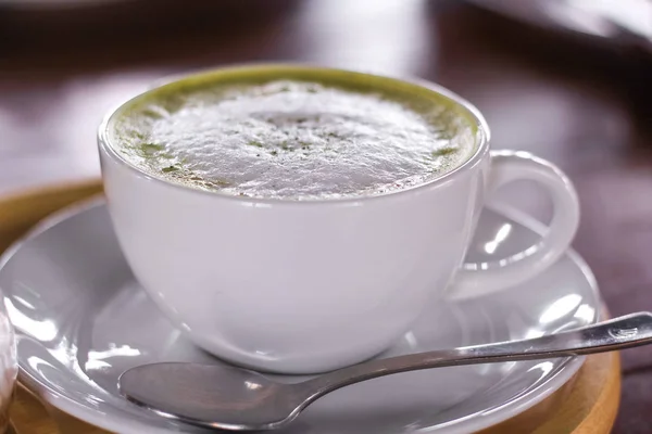 Matcha caliente té verde latte vaso con leche — Foto de Stock