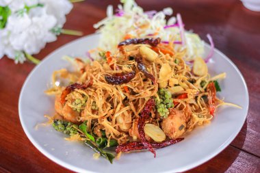 Derin kızarmış snapper otlar ve biber ile