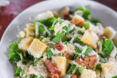 Ahşap masa taze sağlıklı Sezar salataya