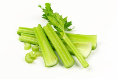 Taze yeşil kereviz beyaz arkaplanda izole